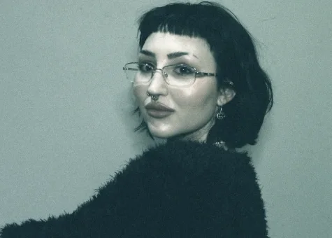 Hetti Harper of Tiffany Twisted in a green-toned portrait